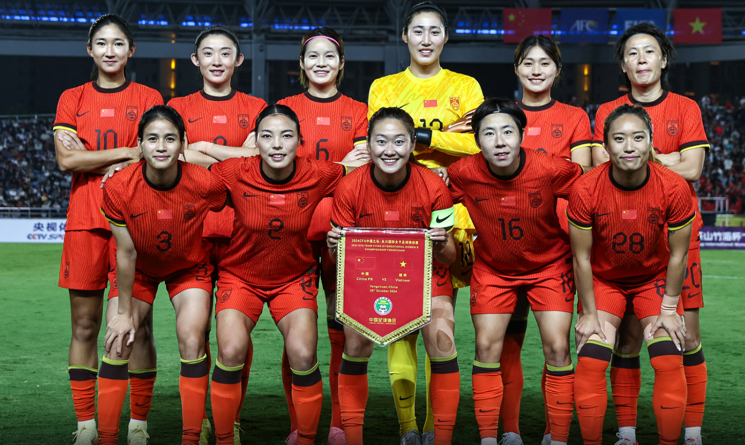 -包含国际足球赛场上女队闪耀：国家女足斩获佳绩的词条